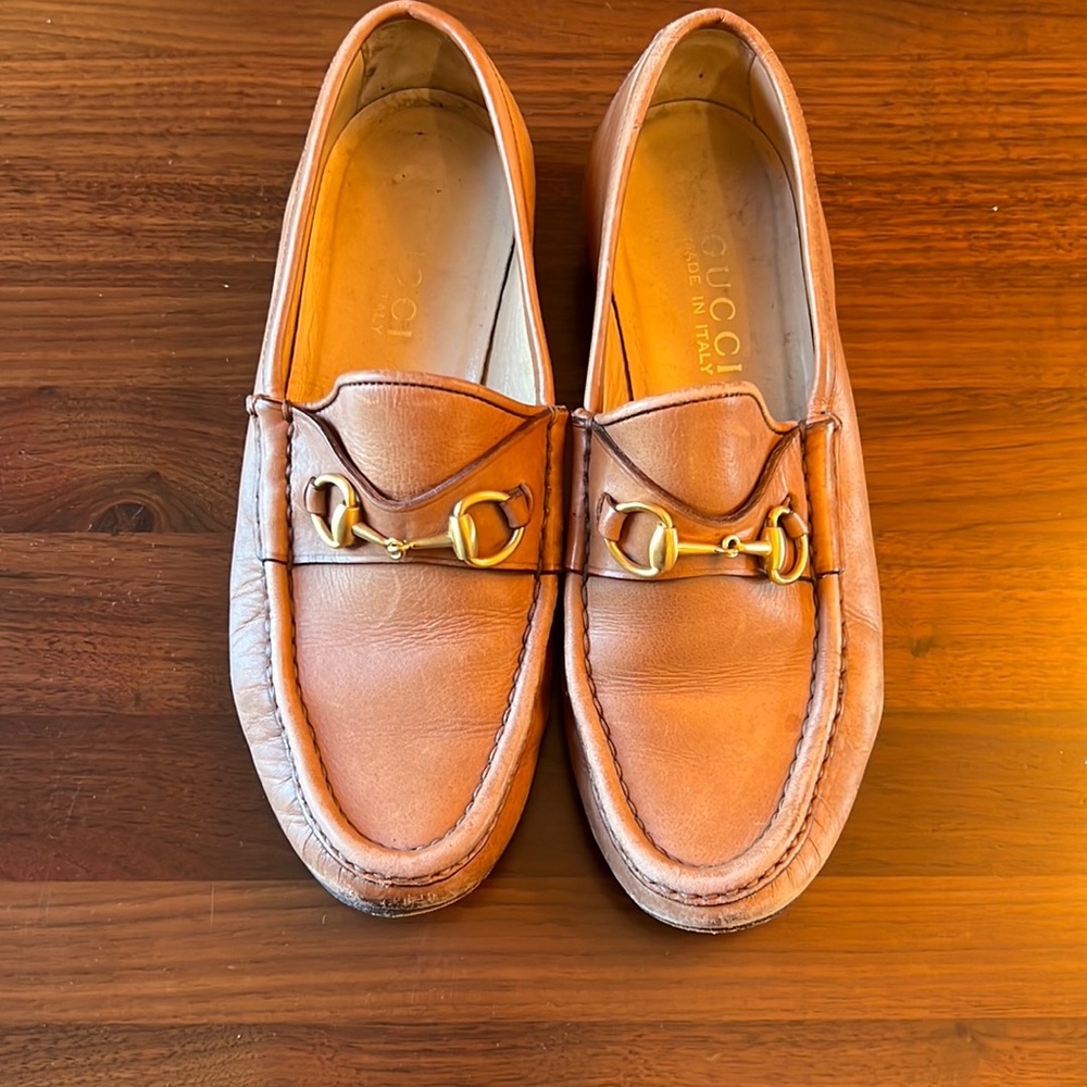 Authentic GUCCI horsebit 1953 loafer’s in tan Italian leather size 5 1/2.